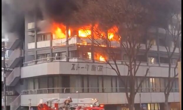 Gran incendio en un edificio en Tokio deja al menos siete heridos (VIDEO)