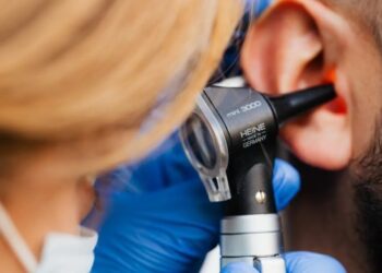 Un estudio asocia la pérdida de audición a un mayor riesgo de demencia