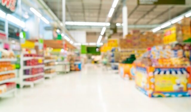 ¡En pelotas! Mujer se desnudó en pleno supermercado para demostrar su inocencia al ser acusada de robo (VIDEO)
