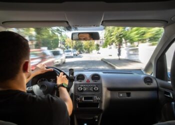Joven comenzó a discutir a gritos con un taxista y el VIDEO se volvió viral en redes
