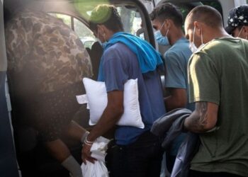 Texas desafía las restricciones migratorias de Chicago enviando un avión con más de 350 migrantes