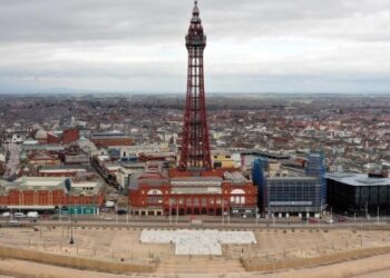 La Torre de Eiffel que se quiso levantar en Londres y terminó en una playa
