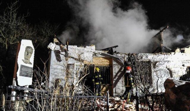 Rusia vuelve a bombardear Jarkov y en Kiev se escuchan fuertes explosiones