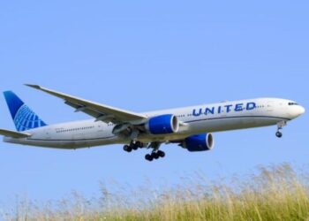 Esperaban que su vuelo les permitiera “viajar en el tiempo” y celebrar Año Nuevo dos veces… pero todo salió mal