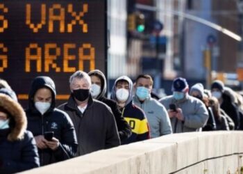 Las mascarillas vuelven a algunos hospitales de EEUU ante un pico de contagios por Covid-19