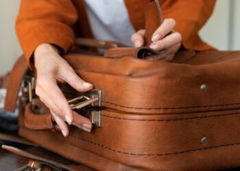 VIRAL: Abrió una vieja maleta que encontró en un espacio secreto de su casa y lo que vio la dejó muda (VIDEO)