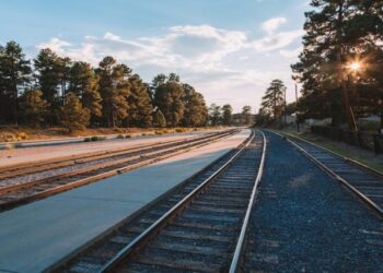 Tren le pasó por encima a una anciana y sobrevivió milagrosamente
