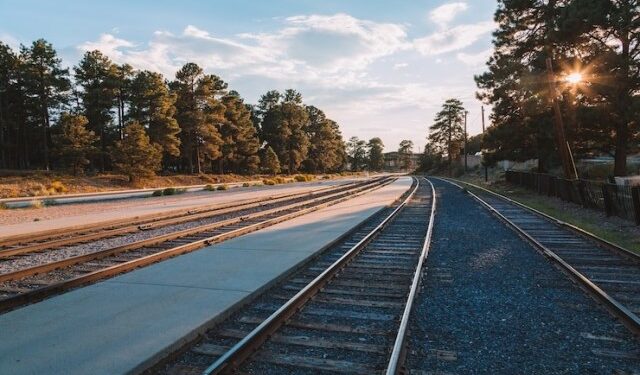 Tren le pasó por encima a una anciana y sobrevivió milagrosamente