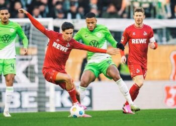 VIDEO: Árbitro recibió un fuerte pelotazo y fue sustituido por un aficionado en partido de Bundesliga