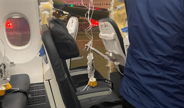 Un Boeing 737-9 de Alaska Airlines perdió una ventana en pleno vuelo