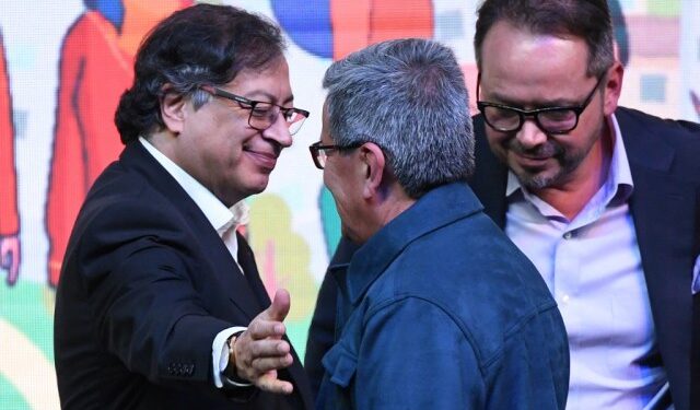 Guerrilla del ELN congeló diálogos de paz por violaciones a lo pactado con Gustavo Petro