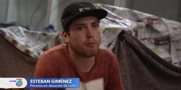 Miles de personas usan el aeropuerto de Buenos Aires como refugio