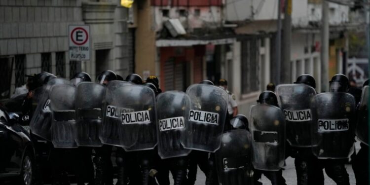 Guatemala: Condenan a 3 policías por abuso de autoridad al detener a periodista que cubría protesta