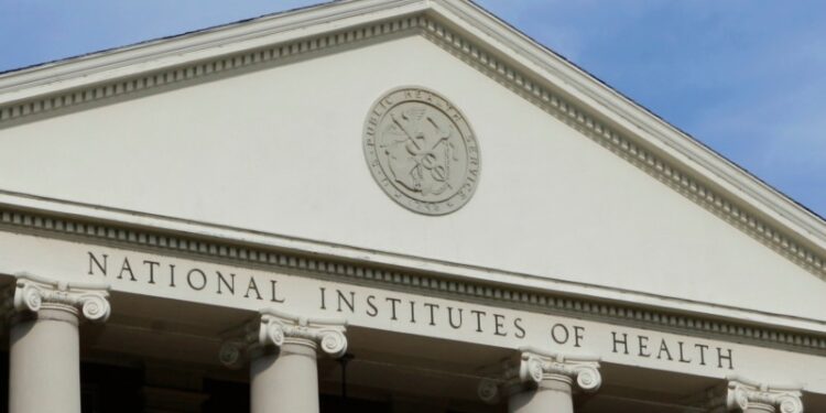 Enfermedades autoinmunes atacan más a mujeres que a hombres