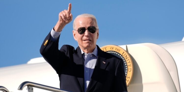 Una encuesta señala que la popularidad del presidente Biden continúa en descenso
