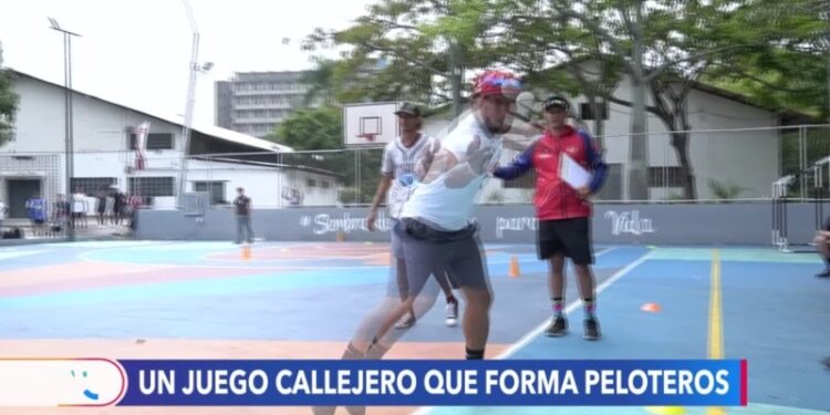 La «pelotica de goma», el deporte popular que busca recuperar aficionados