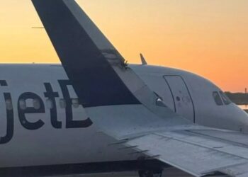 Aviones de Jet Blue chocan en el aeropuerto de Boston y una de las alas termina destrozada (FOTOS)