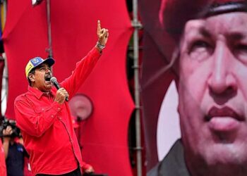 El Mundo: Maduro arranca su campaña abrazado a Chávez y de espaldas al país