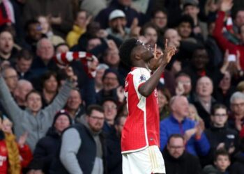 Arsenal aprovechó errores de los “Reds” para certificar su hambre de títulos