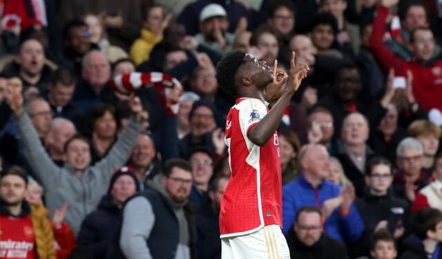 Arsenal aprovechó errores de los “Reds” para certificar su hambre de títulos