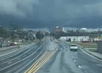 El dramático VIDEO en que un tornado toca tierra y causa terror entre los residentes de Florida