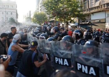 Incidentes entre policías y manifestantes en los alrededores del Congreso argentino