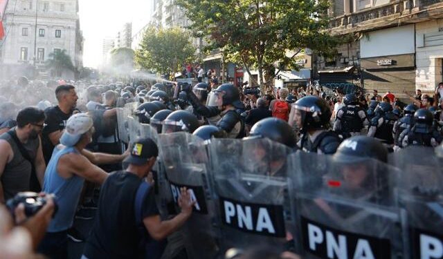 Incidentes entre policías y manifestantes en los alrededores del Congreso argentino