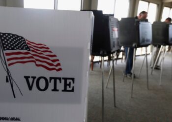 Votantes de Illinois piden a tribunales excluir a Trump de la boleta para las primarias republicanas