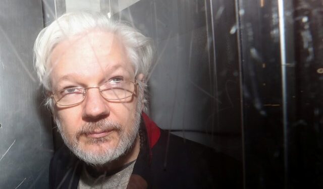 Julian Assange no se presentó en un juicio clave para decidir su extradición a EEUU: “No se sentía bien hoy”