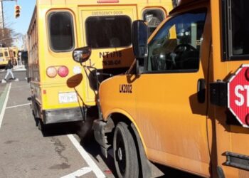 Conmoción en Nueva York: Niña murió arrollada por autobús escolar que la acababa de dejar en su casa