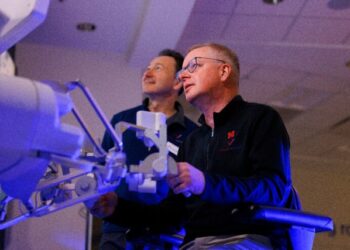 Pequeño robot operado remotamente completa la primera cirugía en el espacio