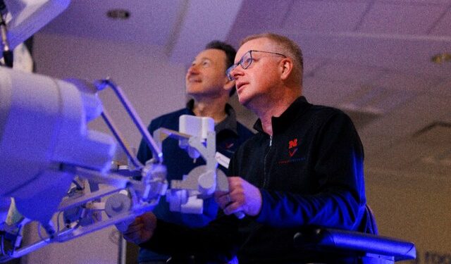 Pequeño robot operado remotamente completa la primera cirugía en el espacio