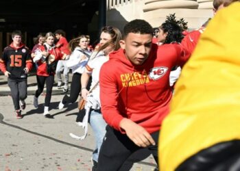 Dos hombres fueron acusados por asesinato tras desencadenar tiroteo en celebración de los Chiefs