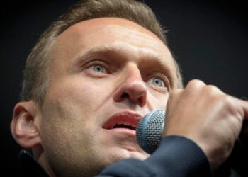 Castigos por llevar un botón desabrochado y privación del sueño: las torturas sufridas por Navalni en prisión