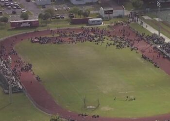 Evacúan secundaria en Parkland por una supuesta amenaza de bomba realizada por teléfono