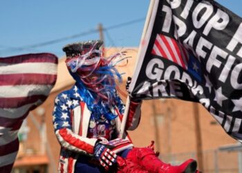 Gobernadores republicanos regresan a la frontera de Texas para mantener la presión sobre Biden