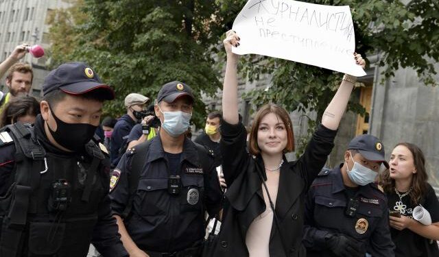 Al menos 20 periodistas, detenidos en Moscú en una manifestación de las esposas de los soldados que combaten en Ucrania