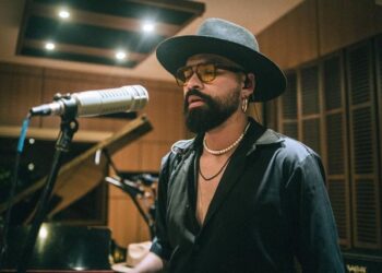 Lalo Yaha, el venezolano que pasó de cantar en buses de Ecuador a arrasar ahora en redes