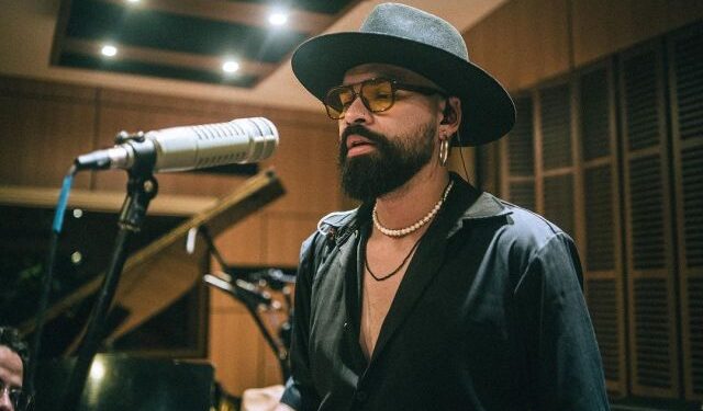 Lalo Yaha, el venezolano que pasó de cantar en buses de Ecuador a arrasar ahora en redes