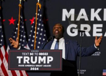 Donald Trump apuntó al senador Tim Scott como su posible compañero de campaña