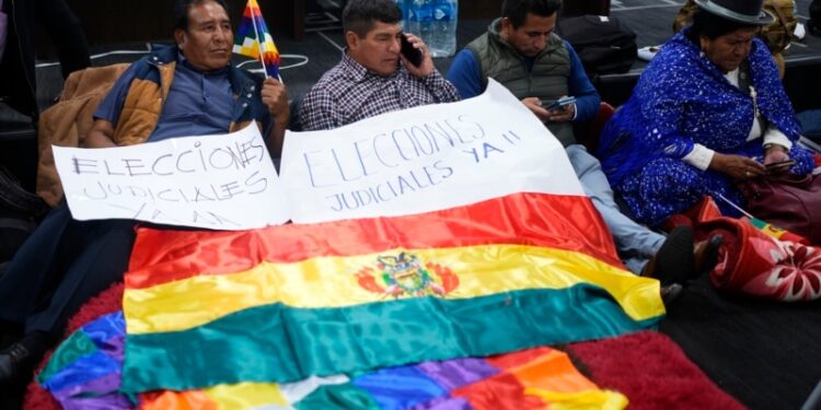 Discrepancias políticas en Bolivia provocan desabastecimiento de combustible y alimentos