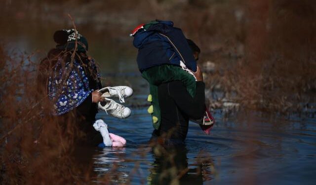 México rescató a ocho migrantes que quedaron atrapados en el río Bravo