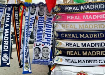 Comerciantes intrépidos ya venden bufandas de Mbappé en los aledaños del Santiago Bernabéu