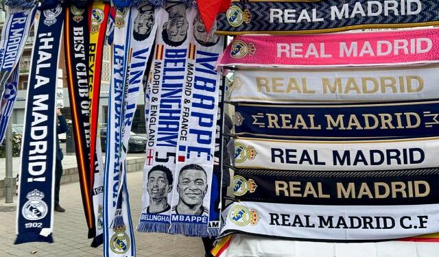 Comerciantes intrépidos ya venden bufandas de Mbappé en los aledaños del Santiago Bernabéu