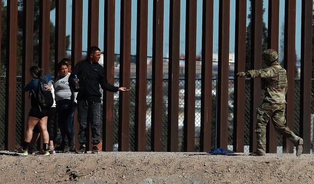 Administración Biden considera endurecer criterios de asilo a los migrantes, según NBC