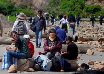 Más de mil carros y pasajeros, atrapados en rutas bloqueadas por sectores afines a Evo Morales en Bolivia