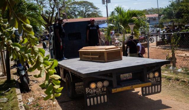 Familias lloraron a mineros que murieron tapiados en yacimiento ilegal al sur de Venezuela (Fotos)