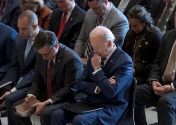 Biden asiste al tradicional desayuno de oración y promueve la paz y la unidad globales