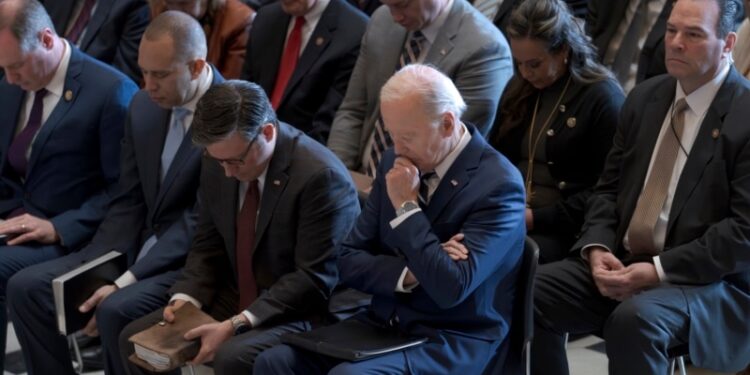 Biden asiste al tradicional desayuno de oración y promueve la paz y la unidad globales