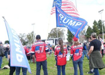 Cientos de personas manifestaron en la frontera sur de EEUU contra la migración indocumentada